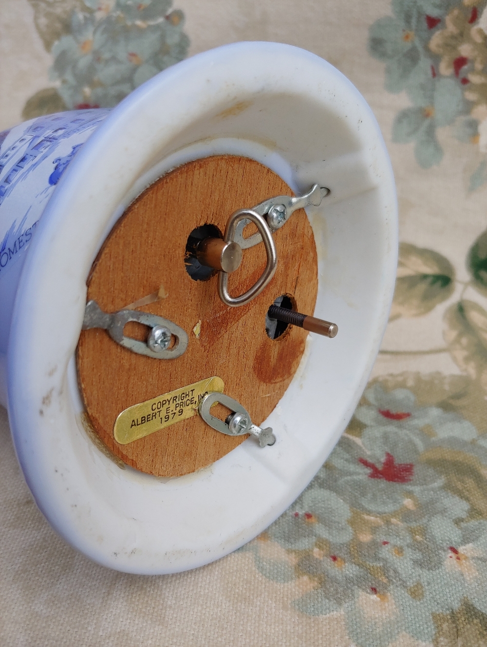 Vintage 1979 Currier & Ives Blue Porcelain Bell Musical Box - Picture 9 of 14